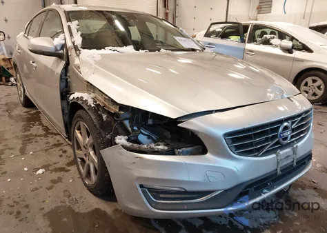 2015 Volvo S60 T5 z USA, uszkodzony, nr VIN YV126MFJ6F2367474